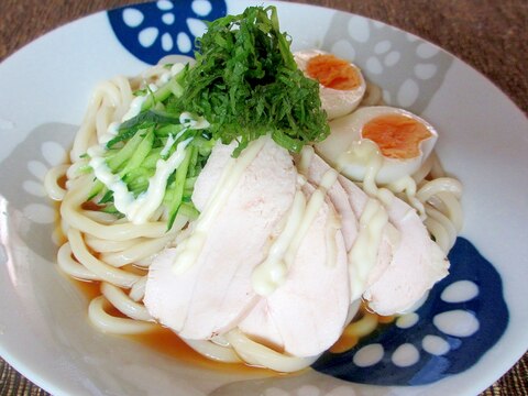 鶏ハムとキュウリのサラダうどん